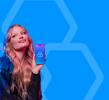 Foto da Luisa Sonza segurando um celular com a marca Banrisul.